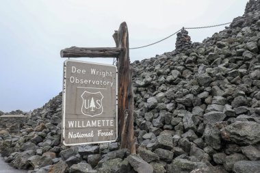 Deschutes County, Oregon - 29 Ekim 2018: Dee Wright Gözlemevi, Willamette Ulusal Ormanı, Gözlemevi olarak Deschutes County, Oregon, Amerika Birleşik Devletleri