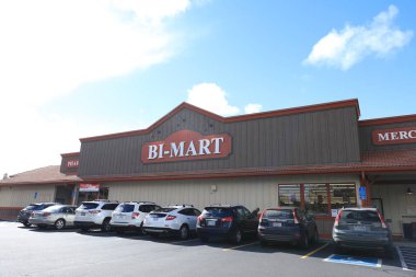 Bend, Oregon - 29 Ekim 2018: Bi-Mart, Market, Bend, Oregon, Amerika Birleşik Devletleri