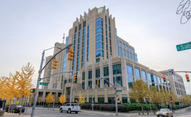 Raleigh, North Carolina - 24 Kasım 2018: sokak görünümü Raleigh Downtown ile ticari binalar