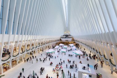 New York, ABD - 26 Kasım 2018: Oculus, Aşağı Manhattan'ın en beyaz Dünya Ticaret Merkezi İstasyonu iç