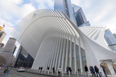 New York, ABD - 26 Kasım 2018: Dünya Ticaret Merkezi ulaşım merkezi veya yuvarlak pencere aşağı Manhattan açık görünüm
