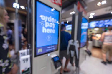 arka plan bulanık - kendi kendine sipariş ve kendi ödeme kiosk fast food zincirleri için