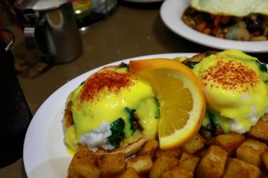 Yumurta Benedict - geleneksel Amerikan kahvaltısı patates salatası ile