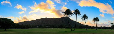 Diamond Head anıt güneş doğarken, Oahu, Hawaii - panorama görüntüsü devlet.