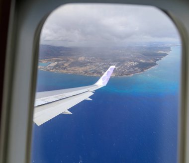 Honolulu, Hawaii - 22 Aralık 2018: Honolulu yukarıda havada uçan kanat Hawaiian havayolları uçak