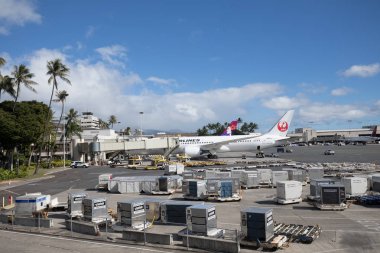 Honolulu, Hawaii - 22 Aralık 2018: Jet uçaklar Hawaii havayolları ile ve Honolulu Uluslararası Havaalanı'nda Japonya havayolları