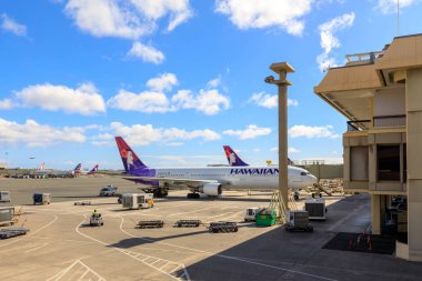 Honolulu, Hawaii - 22 Aralık 2018: Jet uçaklar Honolulu Uluslararası Havaalanı'nda Hawaiian havayolları
