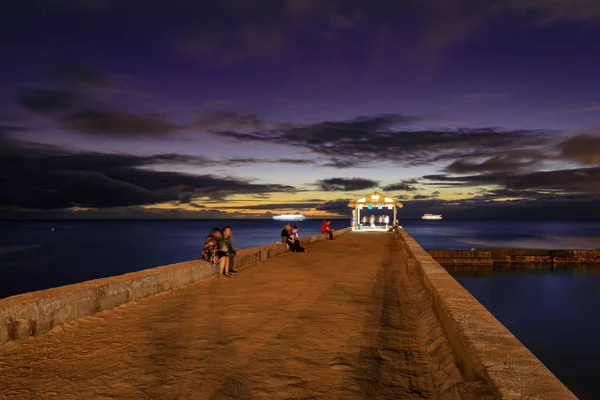 Waikiki Muelle Las Paredes Playa Puesta Sol Hora Dorada Imagen — Foto de Stock