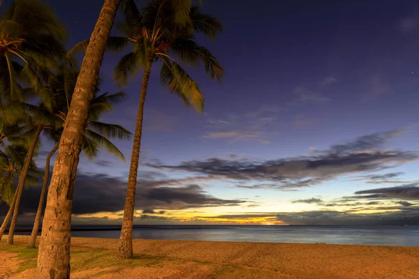 Ünlü Waikiki Beach Ahu Hawaii Resim — Stok fotoğraf