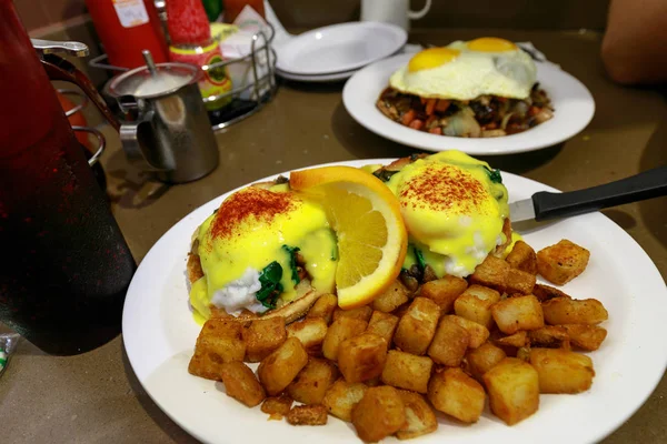 鸡蛋本尼迪克特 传统美式早餐与土豆沙拉 — 图库照片