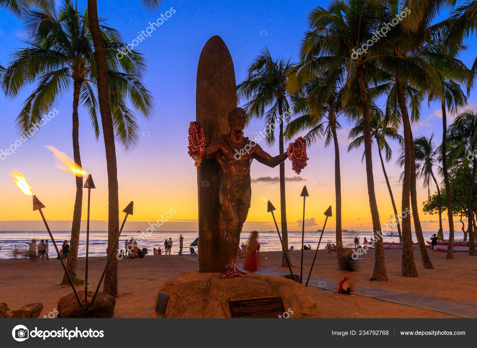 호놀룰루 하와이 2018 Duke Kahanamoku 아이코 일몰에 와이키키 — 스톡 에디토리얼 사진 ©  artyooran.gmail.com #234792768, image size:1600x1167