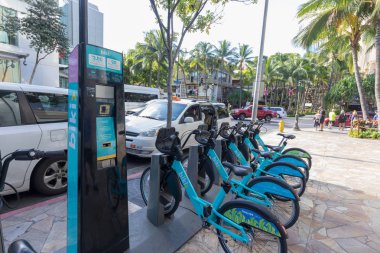 Honolulu, Hawaii - 23 Aralık 2018: Mavi Biki Kiralık payı Bisiklet Waikiki, Oahu sokakta dizilmiş görünümünü