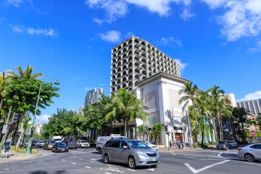 Honolulu, Hawaii - 23 Aralık 2018: Kalakaua Avenue, görünüm ünlü alışveriş bölgesine kadar kaplı