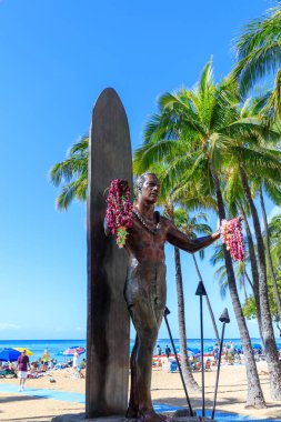 Honolulu, Hawaii - 23 Aralık 2018: Duke Kahanamoku ikonik heykeli. Modern sörf, yüzme, sörf ve outrigger Kano kürek çekmeye ustası babası