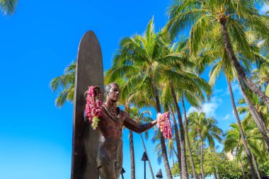 Honolulu, Hawaii - 23 Aralık 2018: Duke Kahanamoku ikonik heykeli. Modern sörf, yüzme, sörf ve outrigger Kano kürek çekmeye ustası babası