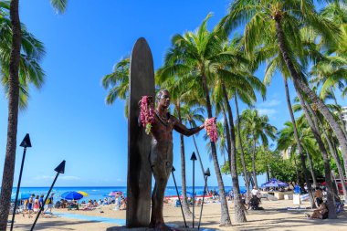 Honolulu, Hawaii - 23 Aralık 2018: Duke Kahanamoku ikonik heykeli. Modern sörf, yüzme, sörf ve outrigger Kano kürek çekmeye ustası babası