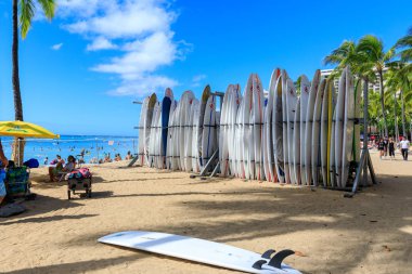 Honolulu, Hawaii - 23 Aralık 2018: ünlü Waikiki Beach Honolulu rafa dizilmiş sörf tahtaları. Oahu