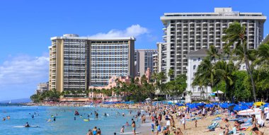 Honolulu, Hawaii - 23 Aralık 2018: Waikiki beach Honolulu, en iyi bilinen beyaz kum ve sörf için