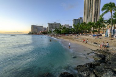 Honolulu, Hawaii - 23 Aralık 2018: Ünlü Waikiki Beach, O'ahu, Hawaii