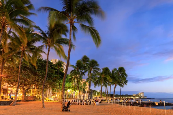 Honolulu Hawaii Diciembre 2018 Surfboards Stack Landmark Waikiki Beach Sunset — Foto de Stock