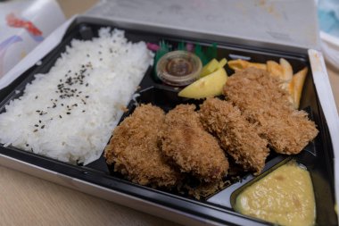 Tonkatsu Bento hizmet Japon pirinç dedim, kesme Tonkatsu (derin kızarmış domuz pirzola) - ile görüntü