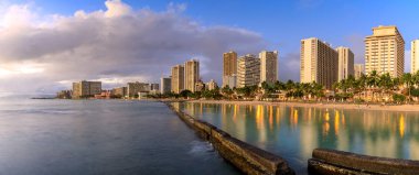 Gün batımında, Oahu, Hawaii Famous Waikiki Beach