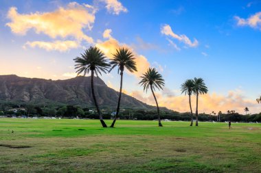 Diamond Head anıt güneş doğarken, Oahu, Hawaii - panorama görüntüsü devlet.