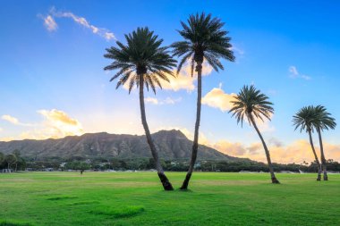 Diamond Head anıt güneş doğarken, Oahu, Hawaii - panorama görüntüsü devlet.