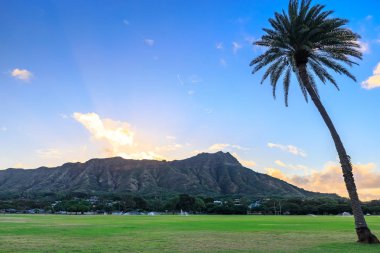 Diamond Head anıt güneş doğarken, Oahu, Hawaii - panorama görüntüsü devlet.