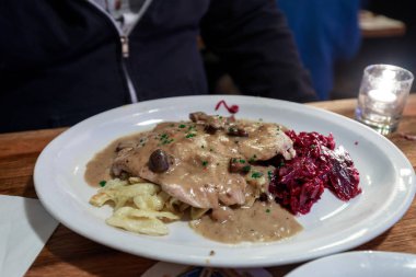 Et suyu sosu - görüntü ile Alman schnitzel