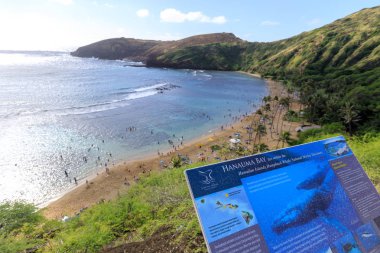 Honolulu, Hawaii - 24 Aralık 2018: Oahu'nın en ünlü plaj, Hanauma Bay, Oahu Hawaii - görüntü