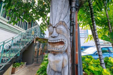 Honolulu, Hawaii - 25 Aralık 2018: Antik Polinezya style tiki ahşap oymalar Waikiki beach için yapılan