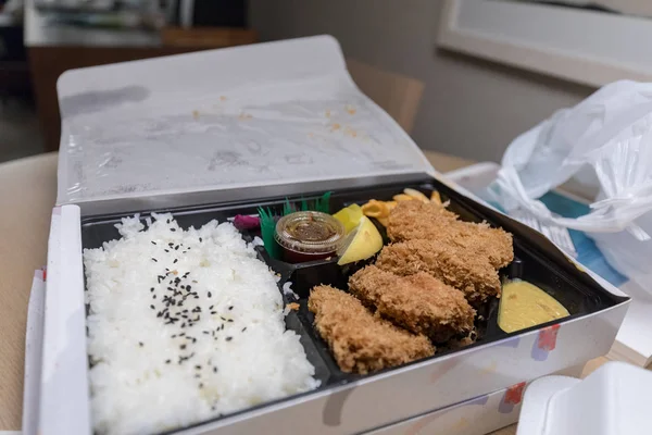 Tonkatsu Bento Hizmet Japon Pirinç Dedim Kesme Tonkatsu Derin Kızarmış — Stok fotoğraf