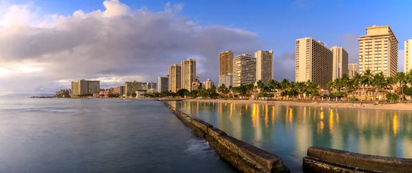 Słynnej Plaży Waikiki Zachodzie Słońca Oahu Hawajach — Zdjęcie stockowe