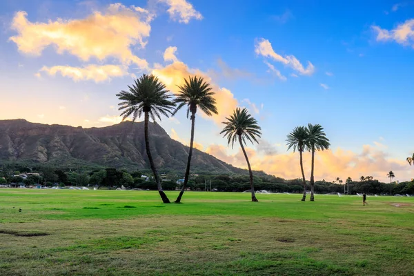 Diamond Head anıt güneş doğarken, Oahu, Hawaii - panorama görüntüsü devlet.