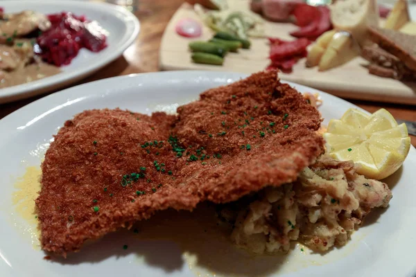 德国猪肉炸薯条和炸土豆 — 图库照片