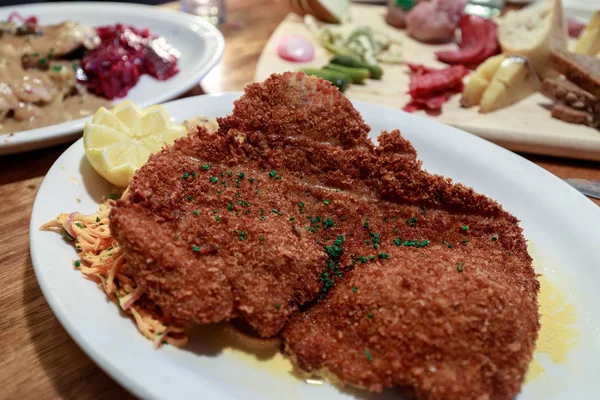 Alman domuz şnitzel ve patates kızartması - görüntü