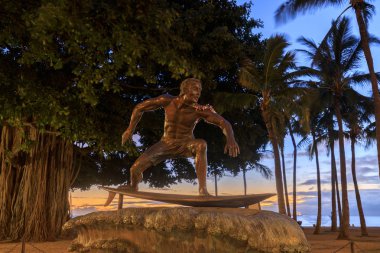 Honolulu, Hawaii - 25 Aralık 2018: Kraliçe'nin plaj alanı şehir Waikiki Honolulu Oahu, Hawaii, Surf heykele