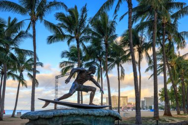 Honolulu, Hawaii - 26 Aralık 2018: Kraliçe'nin plaj alanı şehir Waikiki Honolulu Oahu, Hawaii, Surf heykele