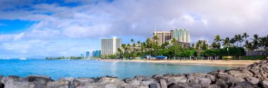 Honolulu, Hawaii - 25 Aralık 2018: Kahanamoku beach otel binası ve gökkuşağı, Honolulu görünümünü