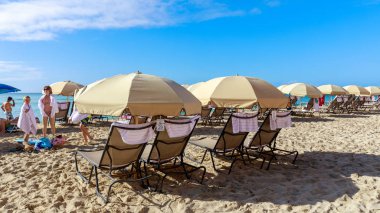 Honolulu, Hawaii - 25 Aralık 2018: Meşgul Oahu Waikiki beach gündüz adlı görünümünü