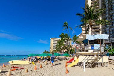 Honolulu, Hawaii - 25 Aralık 2018: Meşgul Oahu Waikiki beach gündüz adlı görünümünü