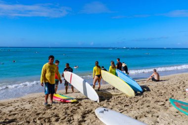 Honolulu, Hawaii - 25 Aralık 2018: Meşgul Oahu Waikiki beach gündüz adlı görünümünü