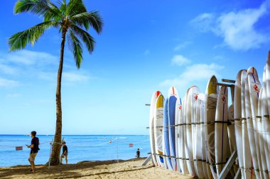 Honolulu, Hawaii - 23 Aralık 2018: Sörf tahtaları yığın Simgesel Yapı Waikiki Beach üzerinde