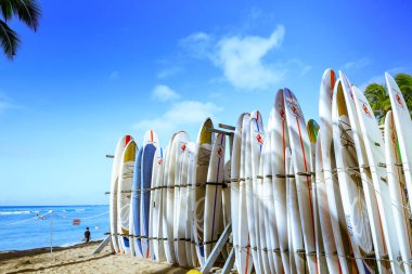 Honolulu, Hawaii - 23 Aralık 2018: Sörf tahtaları yığın Simgesel Yapı Waikiki Beach üzerinde