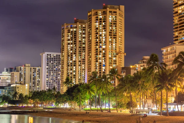 建物夕暮れホテル ワイキキ ビーチとホノルル ハワイ 2018 ホノルルのスカイライン — ストック写真