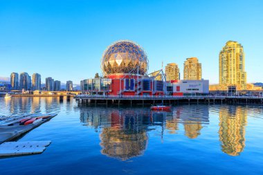Vancouver, Kanada - 31 Aralık 2018: Manzarası, Dünya Bilim kubbe de dahil olmak üzere görünümü False Creek ve Vancouver