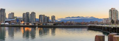 Vancouver, Kanada - 31 Aralık 2018: False Creek görünümü ve Vancouver manzarası