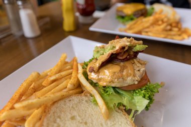 hamburger, patates kızartması ile