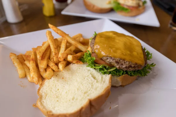 hamburger, patates kızartması ile